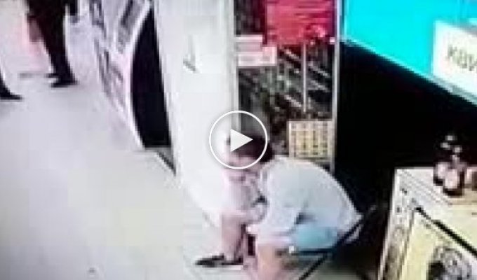 В киевском супермаркете избили парня на глазах у охраны