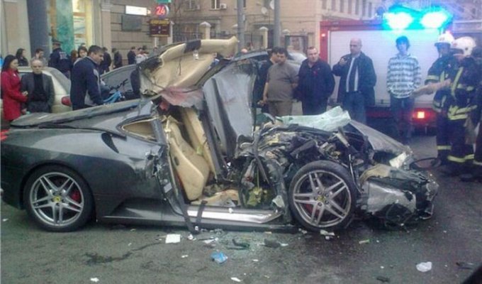  В Москве разбили Ferrari (5 фото)