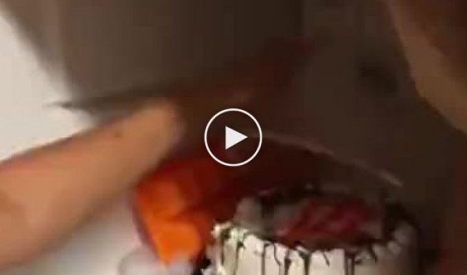 Неуклюжая дама против торта