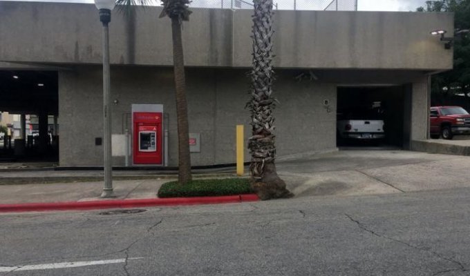 В США рабочий застрял в банкомате (2 фото)