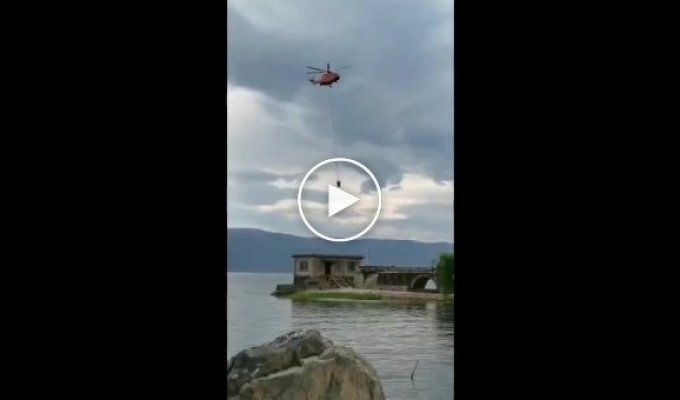 Тушащий пожары вертолет упал в воду