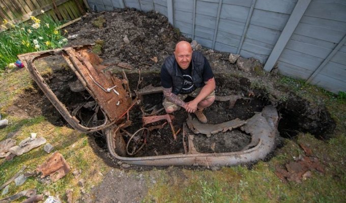 Британец откопал на заднем дворе 65-летний Ford, похороненный под землей (5 фото)
