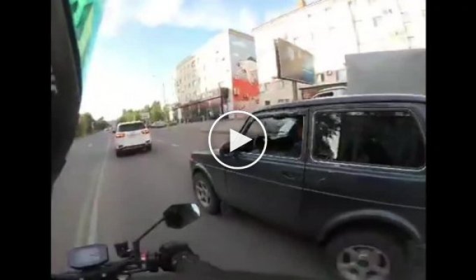 Дорожный конфликт мотоциклиста и водителя Нивы в Казахстане закончился массовой дракой (мат)