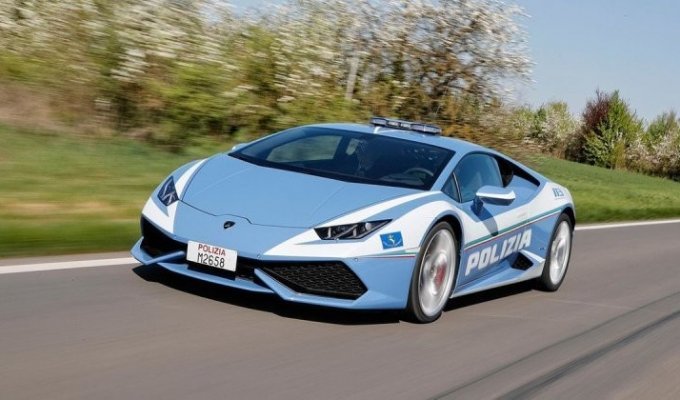 Итальянские полицейские спасают жизни: транспортировка донорской почки на полицейском Lamborghini (2 фото + 1 видео)