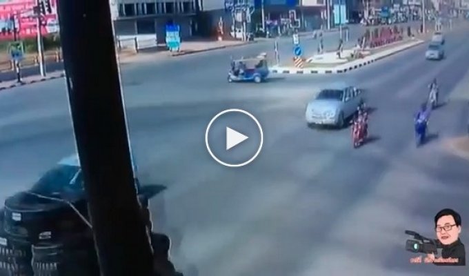 Индонезийский водитель на большой скорости сбил хруста