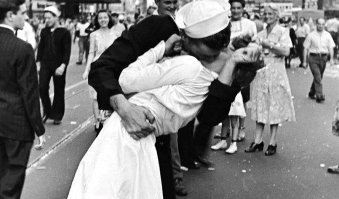 История культовой фотографии "Поцелуй на Таймс-сквер", которую хотят запретить (6 фото)