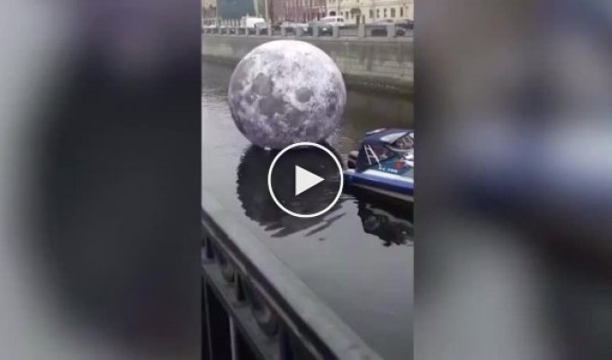 По Обводному каналу в Питере плавает Луна