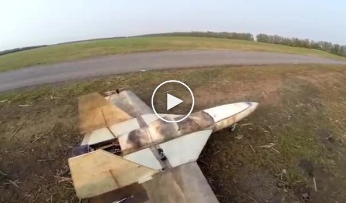 Авиамоделист из Ростова в  гараже сделал самолет на турбореактивном двигателе