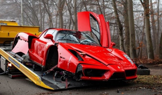 В Нидерландах механик разбил редчайший Ferrari Enzo, врезавшись в пень во время тест-драйва (4 фото + 2 видео)