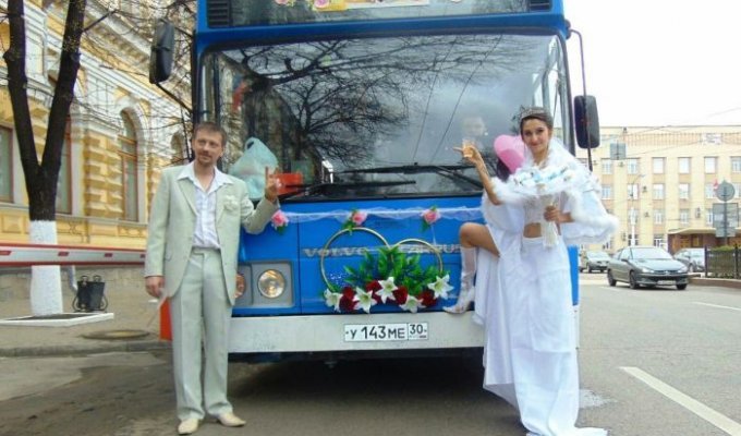 В Воронеже водитель автобуса сыграла свою свадьбу прямо в автобусе (6 фото)