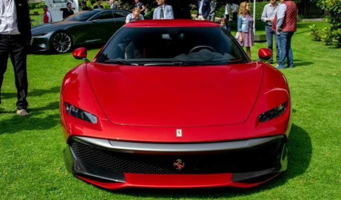 В единственном экземпляре: итальянцы выпустили уникальный спорткар Ferrari SP38 (17 фото + 2 видео)