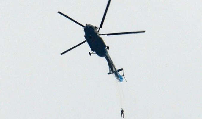 Парашютист из Читы зацепился за хвостовую часть вертолета и повис в воздухе (4 фото + видео)