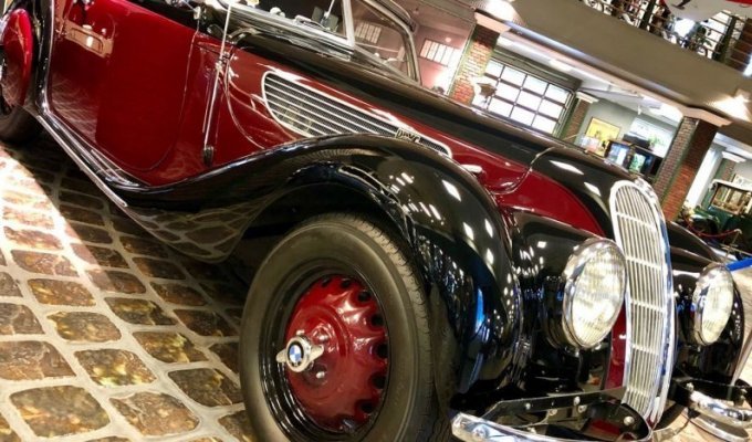 Легендарные автомобили ушедшего времени в частном музее техники (41 фото)