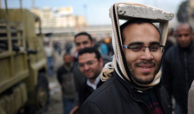 Защитные средства демонстрантов в Каире (18 фото)