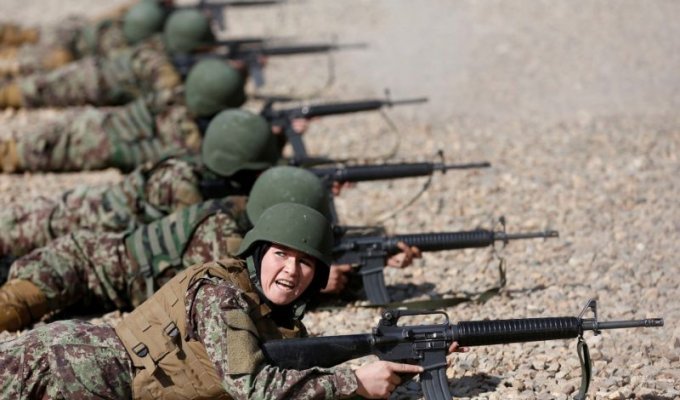 Женщины на обучении в военной академии Кабула (14 фото)