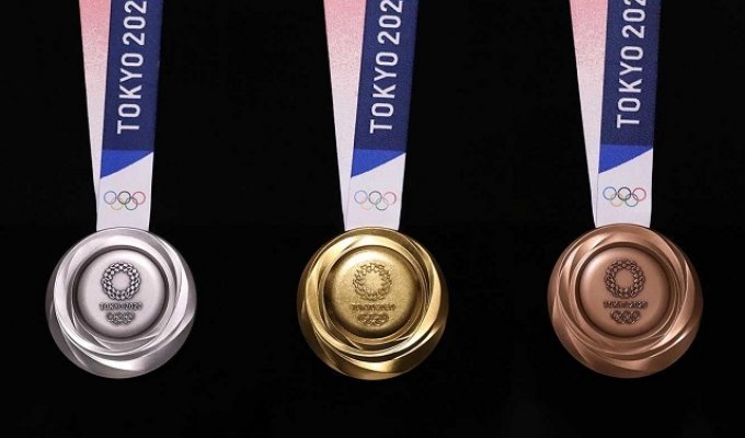 В Токио показали медали летней Олимпиады 2020 года (2 фото)