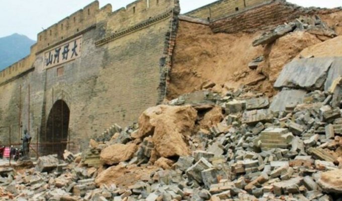Ливень размыл характерные особенности Великой Китайской Стены (3 фото)