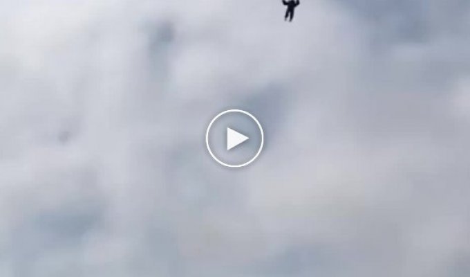 Забавное видео с парашютистом