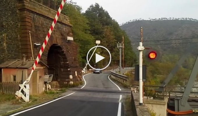 Старый паровоз выезжает из тоннеля в Италии
