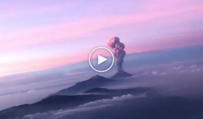 Пассажир самолета запечатлел пробуждение вулкана в Мексике