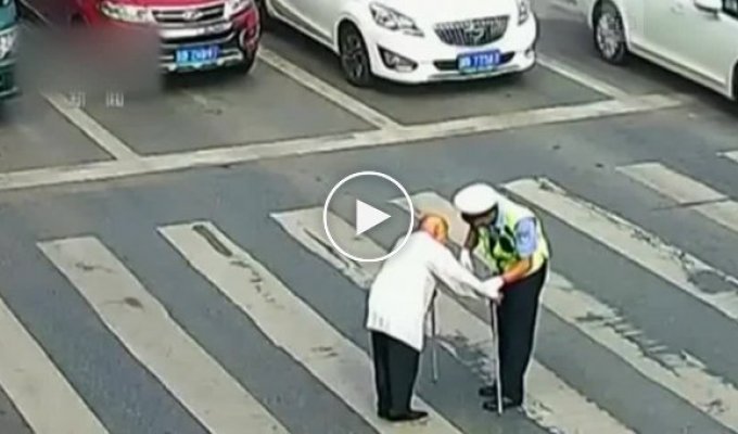 Китайский полицейский перенес пенсионера через дорогу