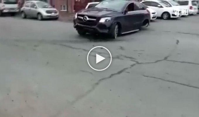 Во Владивостоке девушка за рулем Mercedes-Benz разбила 11 автомобилей