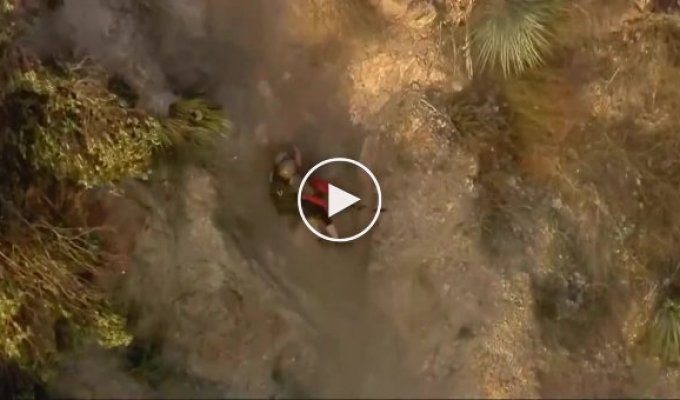 Спасатель в последний момент поймал сорвавшуюся со скалы пожилую туристку