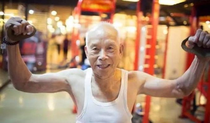 93-летний бодибилдер не проводил ни дня без тренировки последние 20 лет (6 фото)