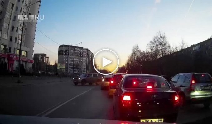 В Екатеринбурге кроссовер вылетел на тротуар и сбил несколько человек