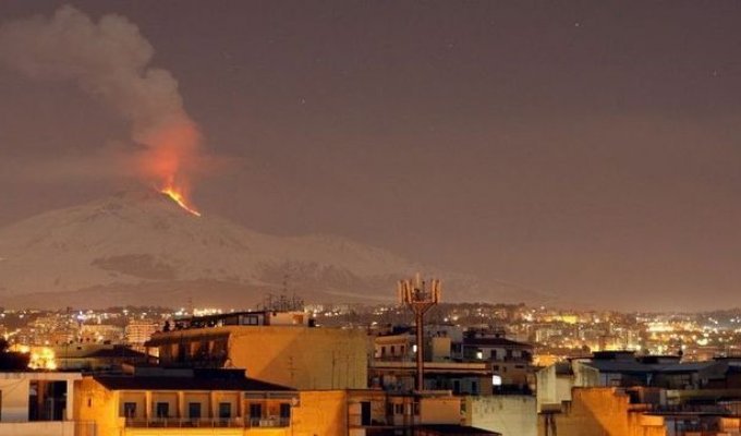 Вулкан Этна - первое извержение в 2012 (14 фото)