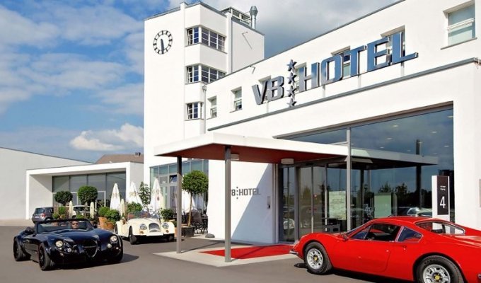 Отель V8 в Штутгарте — мечта автолюбителя (13 фото + 1 видео)