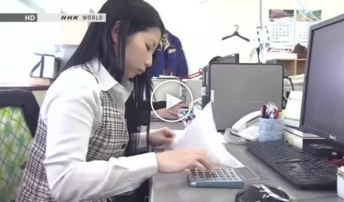 Японская девушка умеет пользваться калькулятором