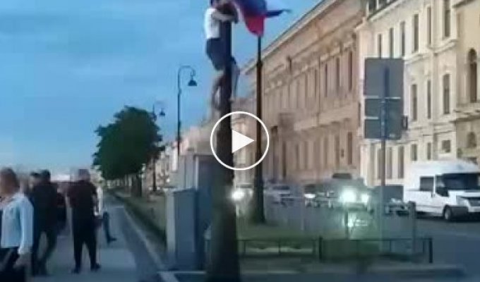 Петербуржец во время парада ВМФ украл флаг России