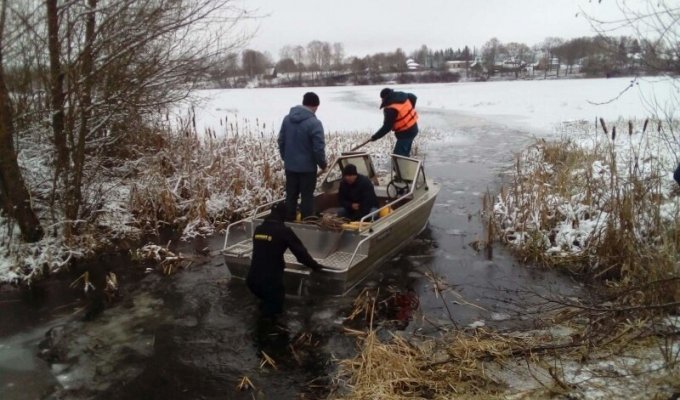 Сотрудник МЧС погиб, спасая рыбаков, провалившихся под лед (1 фото)