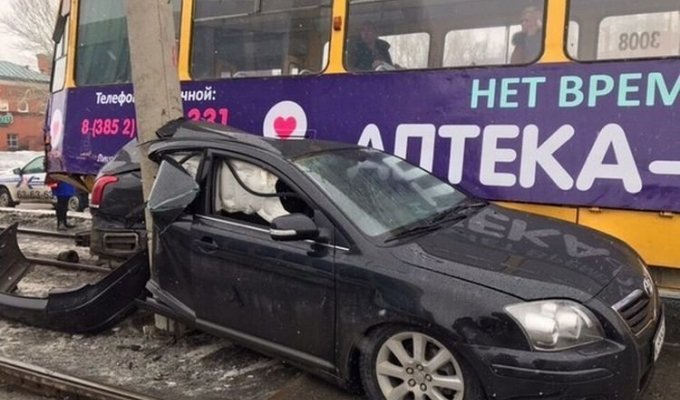 Смял как консервную банку: в Барнауле трамвай столкнулся с легковушкой (2 фото + 1 видео)