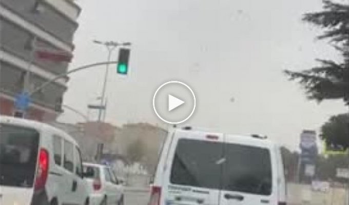 Жуткое видео из Стамбула, где разыгрался ураган