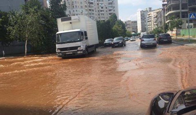 На Позняках в Киеве — коммунальная катастрофа. Льет вода и прорвало асфальт