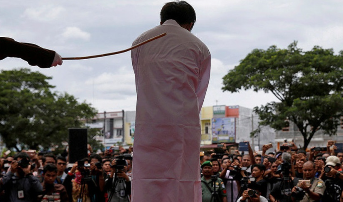 В Индонезии борца за супружескую верность выпороли за измену (6 фото)