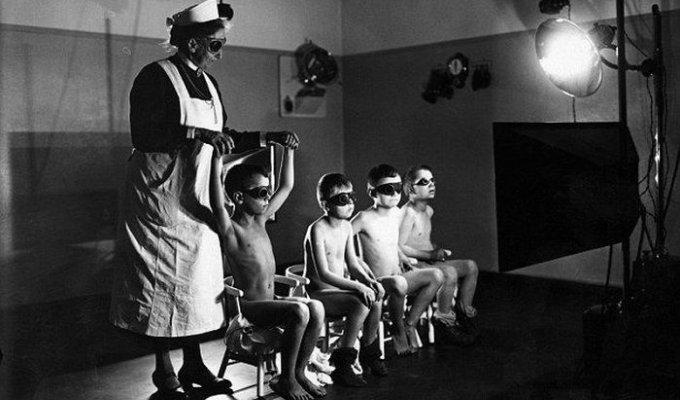 Эксперименты по созданию сверхрасы, которые нацисты ставили на детях (8 фото)