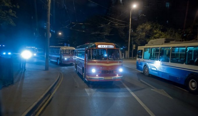 Ночные ретро-автобусы в Москве (22 фото)
