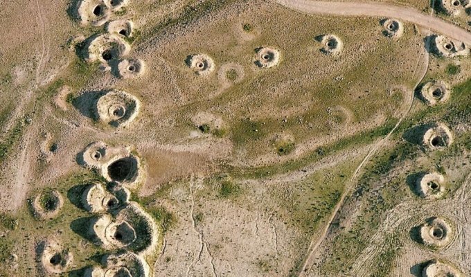 Что за цепочку странных дыр можно увидеть в иранской пустыне (7 фото)