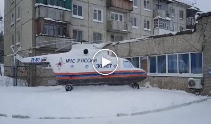 В Иркутской области пожарные построили из снега вертолет