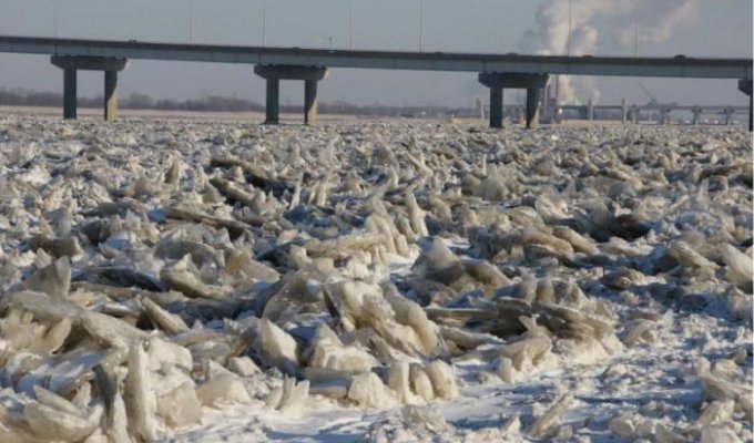 Замерзшая река Мисисипи (7 фотографий)