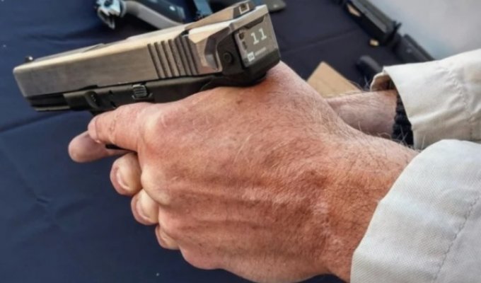 Пистолет Glock 17 с электронным счётчиком боеприпасов (3 фото + видео)