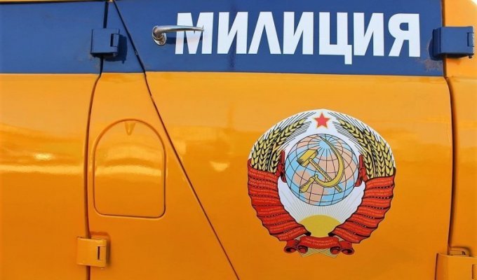 Почему машины милиции СССР красили в желтый? (18 фото)