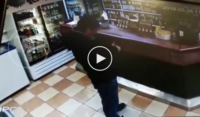 Продавщица магазина на Кубани пожаловалась своему другу на постоянно пьяного покупателя