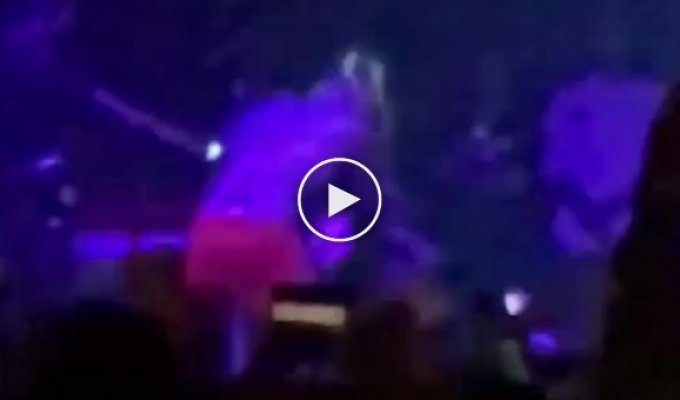 Неизвестный мужчина напал на рэпера 6ix9inе во время концерта в Москве