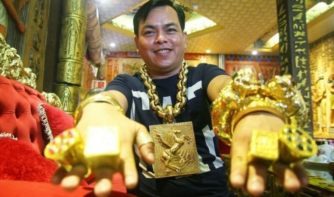 Строго по фэн-шуй: вьетнамец носит на себе 13 килограммов золота под присмотром пяти телохранителей (6 фото + 2 видео)