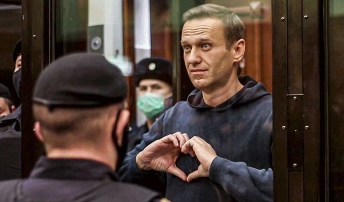"Не руководствовался принципами гуманизма" - Навального отправили в колонию (4 фото + 1 видео)