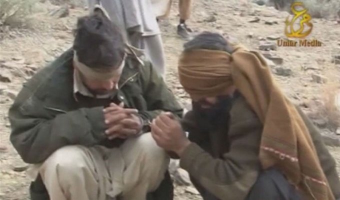 Шокирующие кадры: Расстрел пакистанских военных талибами (14 фото)